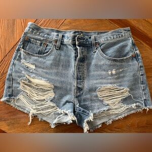 NWOT Levi’s 501 high rise cut off shorts in size 32